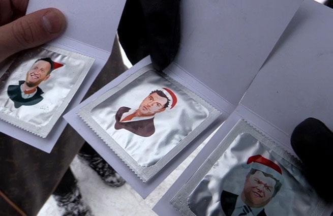 Lanzan campaña de preservativos contra oposición rusa