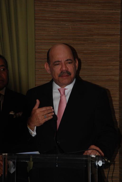 César Medina entrega copia de credenciales en Panamá