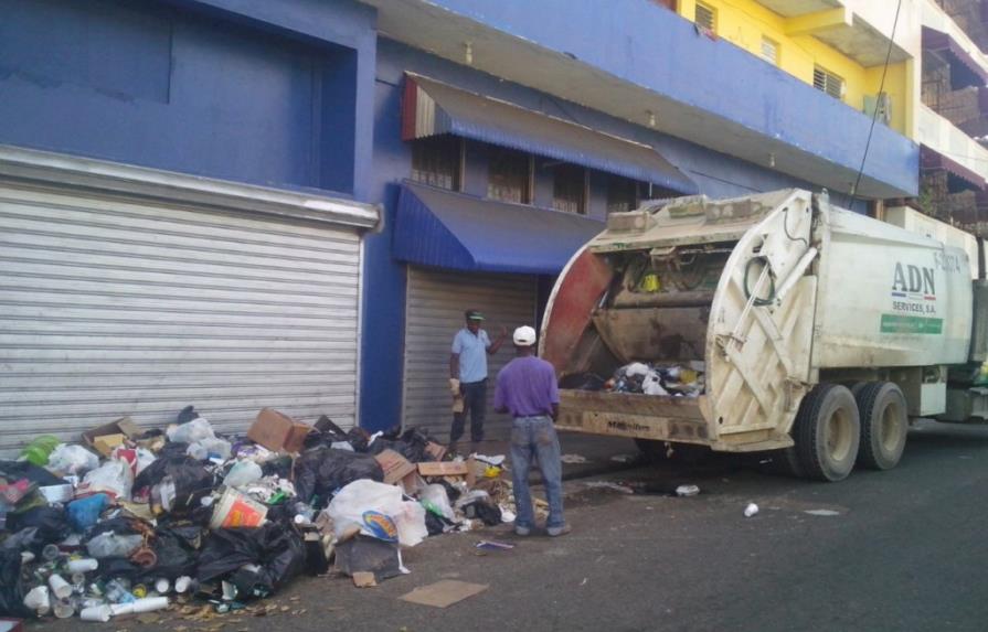 Tras fiestas, recogen basura barrios capital