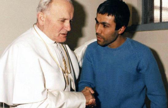 El turco que disparó a Juan Pablo II lleva flores a su tumba en el Vaticano