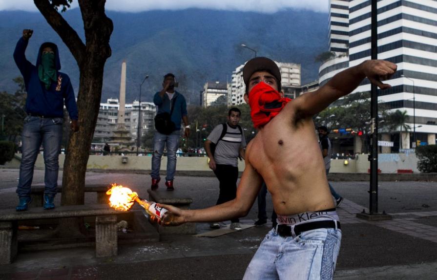 Fiscal general venezolana dice protestas han dejado 17 muertos y 261 heridos