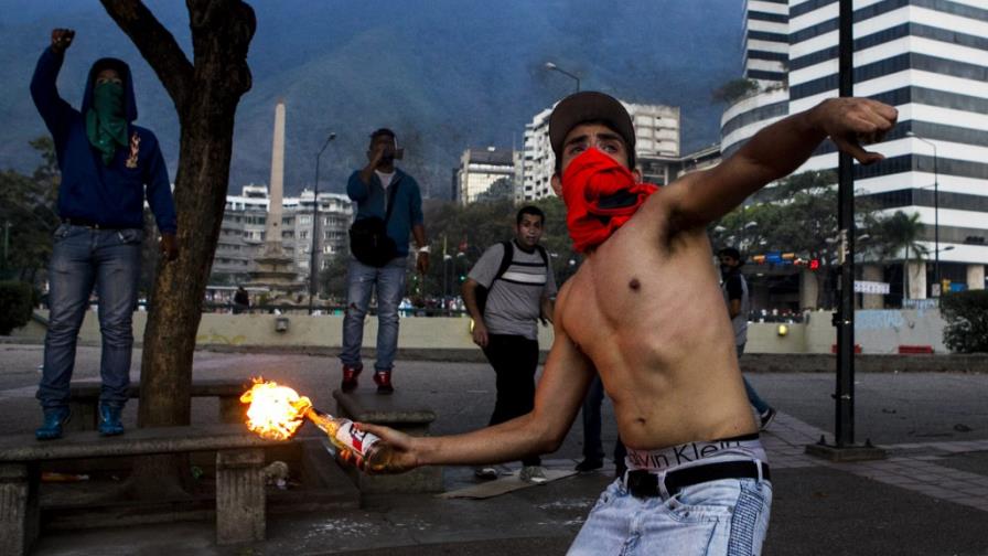 Fiscal general venezolana dice protestas han dejado 17 muertos y 261 heridos