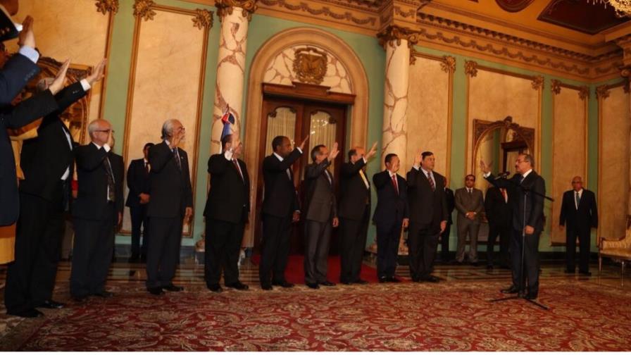 Danilo Medina juramenta a nuevos funcionarios Danilo Medina juramenta a nuevos funcionarios