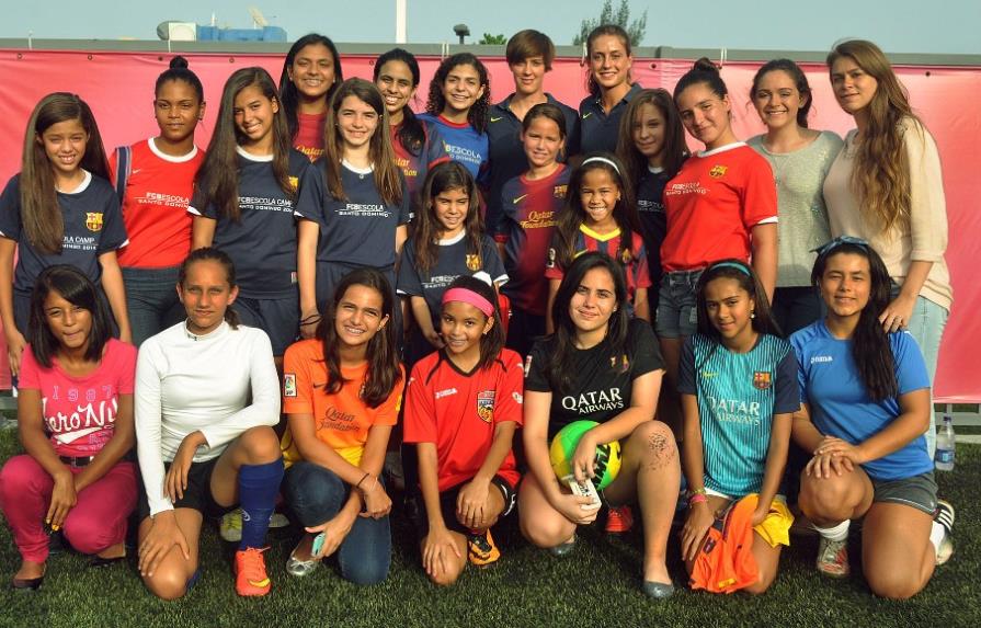 Estrellas femeninas del Barcelona ofrecen clínicas a jugadoras dominicana