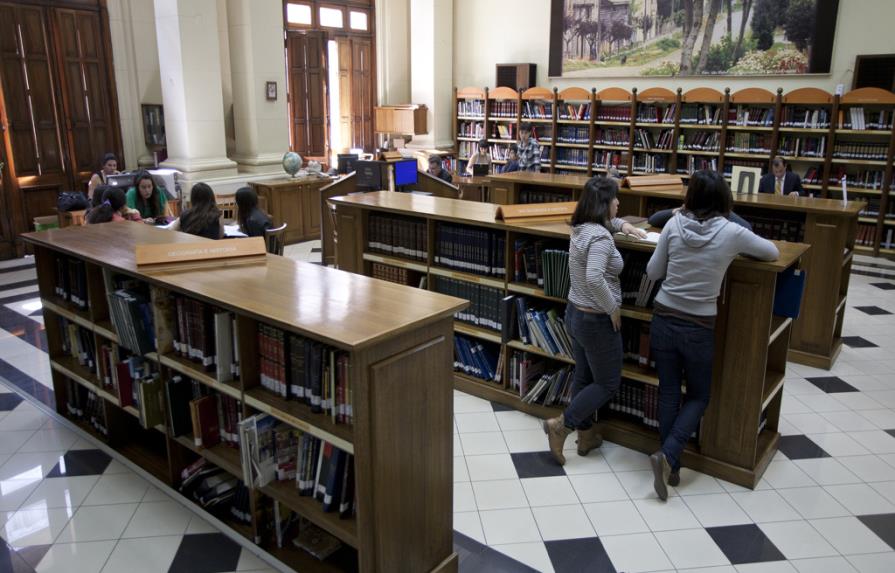 Biblioteca Nacional de Chile crea sello editorial que se estrenará con poesía