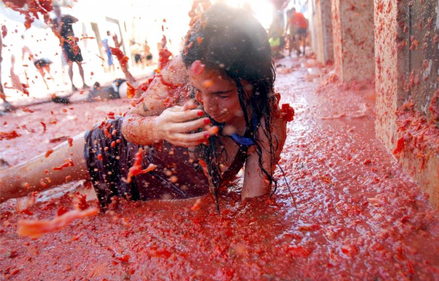 Tomatina anual pinta ciudad española de rojo