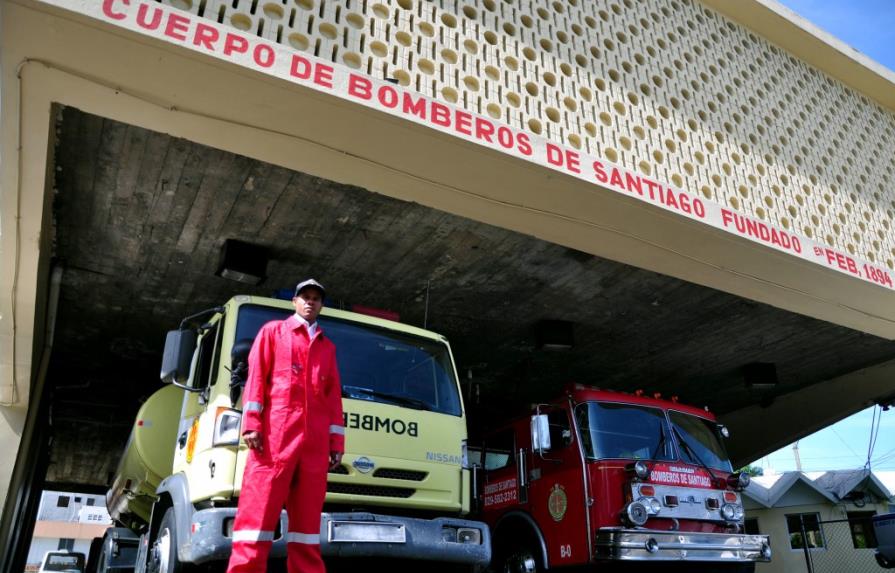 Cuerpo de Bomberos de Santiago recibe uniformes especiales