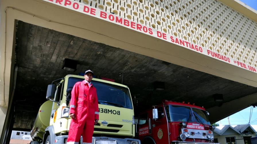 Cuerpo de Bomberos de Santiago recibe uniformes especiales