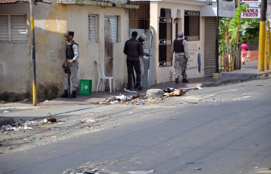 Apresan decenas en Salcedo; buscan agresores de oficiales