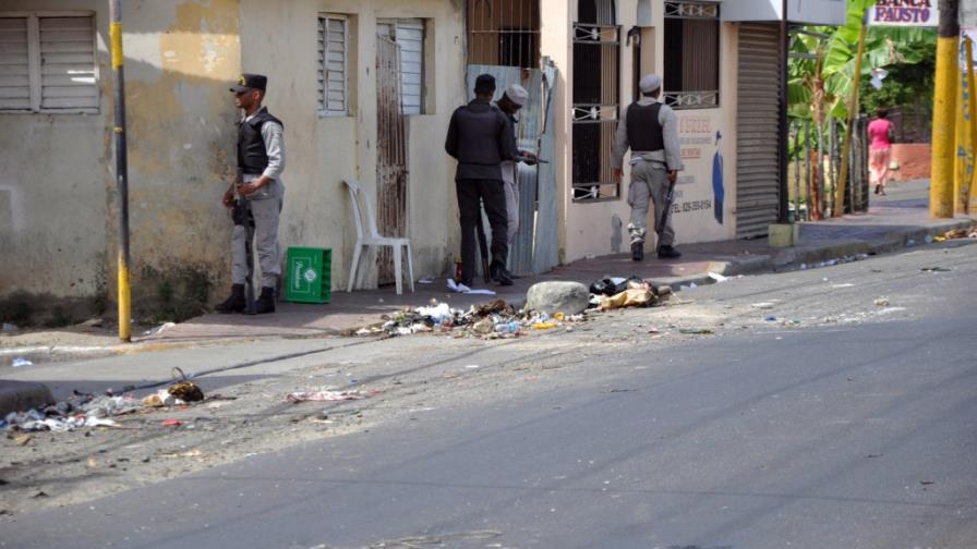 Apresan decenas en Salcedo; buscan agresores de oficiales