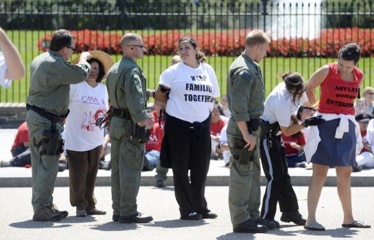 Unos 100 activistas se dejan arrestar ante Casa Blanca por reforma migratoria