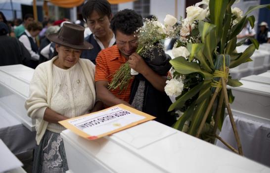 Entregan restos de 80 campesinos asesinados en Perú