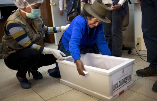 Entregan restos de 80 campesinos asesinados en Perú