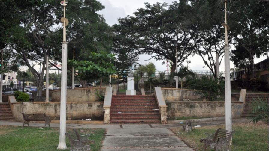 Parques y plazas muy deteriorados en Santiago