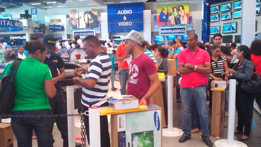 Familias completas abarrotan las tiendas en busca de las ofertas del Viernes Negro
