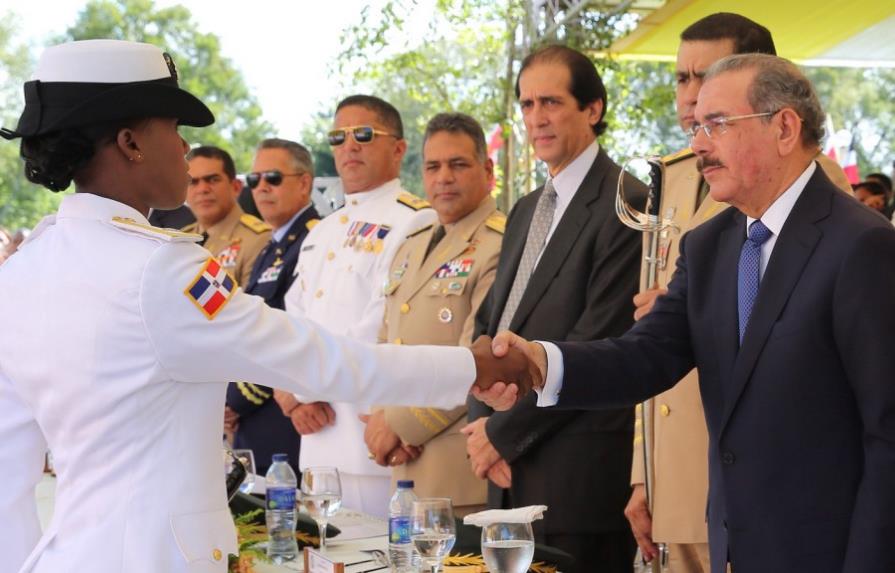 Danilo Medina encabeza graduación de 49 cadetes del Ejército