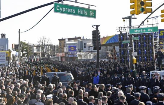 Miles de policías despiden a uno de los agentes asesinados en Nueva York