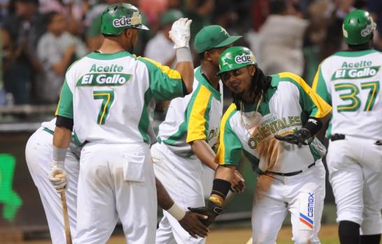 Gigantes y Estrellas ganan en inicio de la semifinal del béisbol dominicano