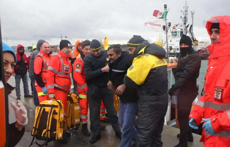 Italia rescata a 47 pasajeros de los 478 del ferry incendiado