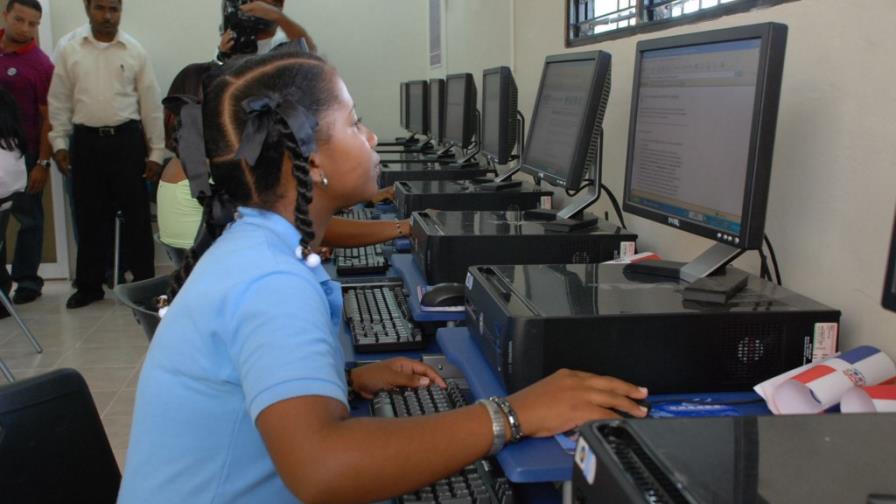 El Gobierno proyecta la Red Nacional de Fibra Óptica para mejorar el servicio de telecomunicaciones El Gobierno proyecta la Red Nacional de Fibra Óptica para mejorar el servicio de telecomunicaciones