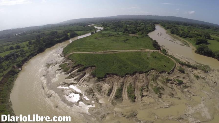 Denuncian la extracción ilegal de arena en el río Yásica