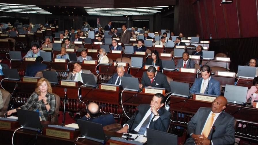 Diputados convierten en Ley aumento de tope para la importación de vehículos