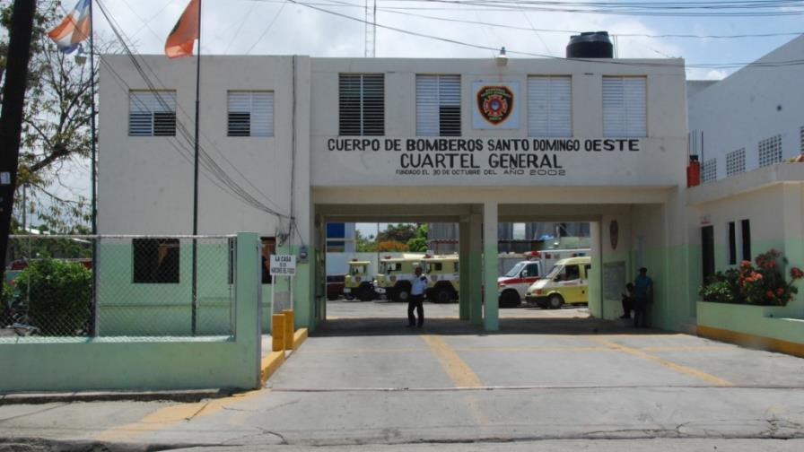 Cuartel de bomberos de SDO está empantanado en charco