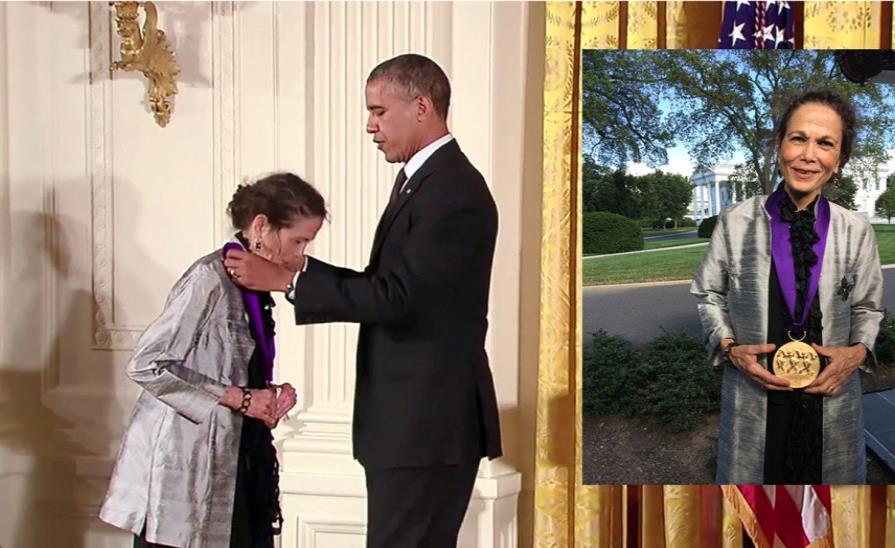 Obama entrega Medalla Nacional de las Artes a Julia Alvarez