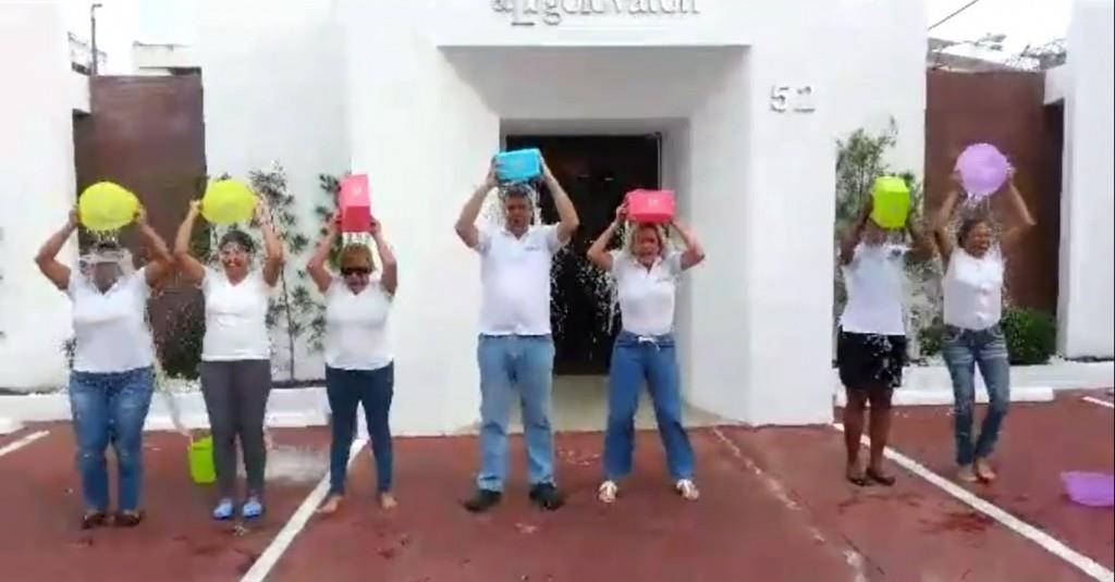 Zaida Lugo Lovatón asume reto del balde de agua helada