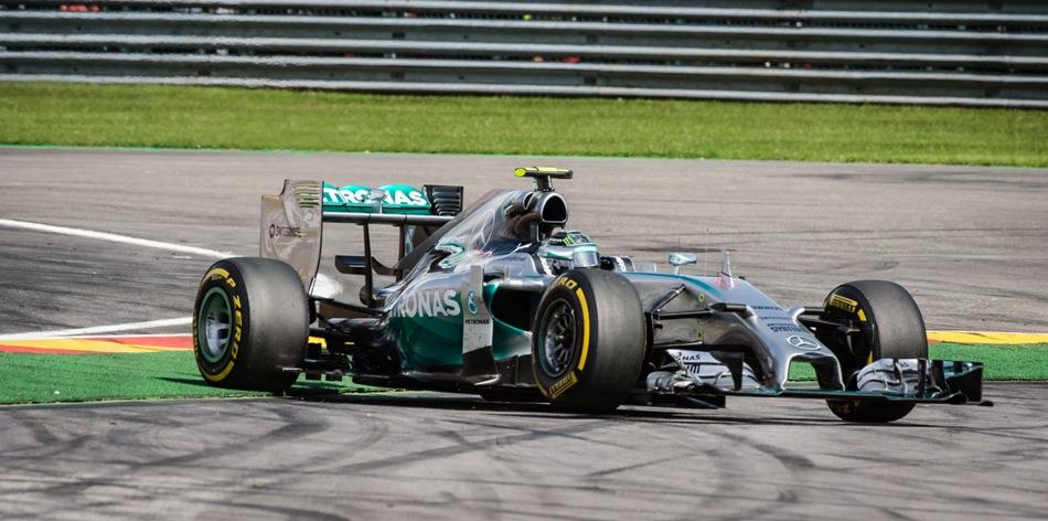 La Mercedes sanciona a Nico Rosberg por choque con Lewis Hamilton