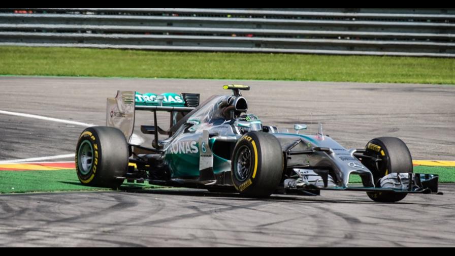 La Mercedes sanciona a Nico Rosberg por choque con Lewis Hamilton