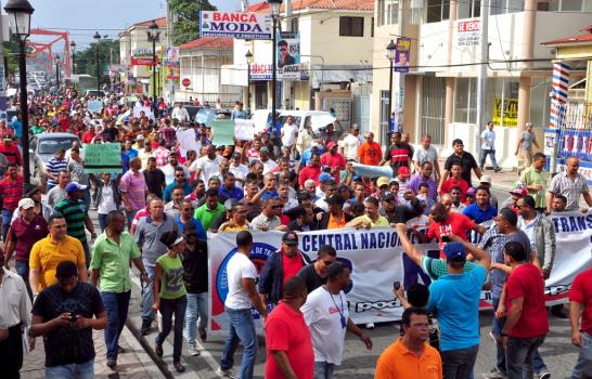 Choferes realizan marcha por calles céntricas de Santiago
