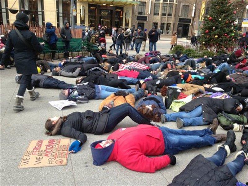 Ferguson: Cierran centro comercial por protestas