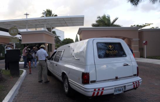 Trasladan cuerpo de Chespirito a Ciudad México para funeral