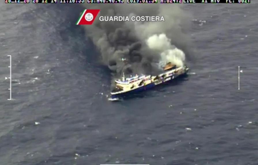 Un muerto y 190 rescatados del ferry italiano incendiado con 478 personas