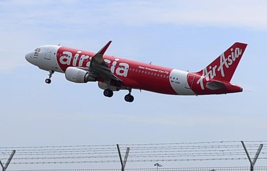 Reanudan búsqueda de avión perdido de AirAsia con 162 personas a bordo
