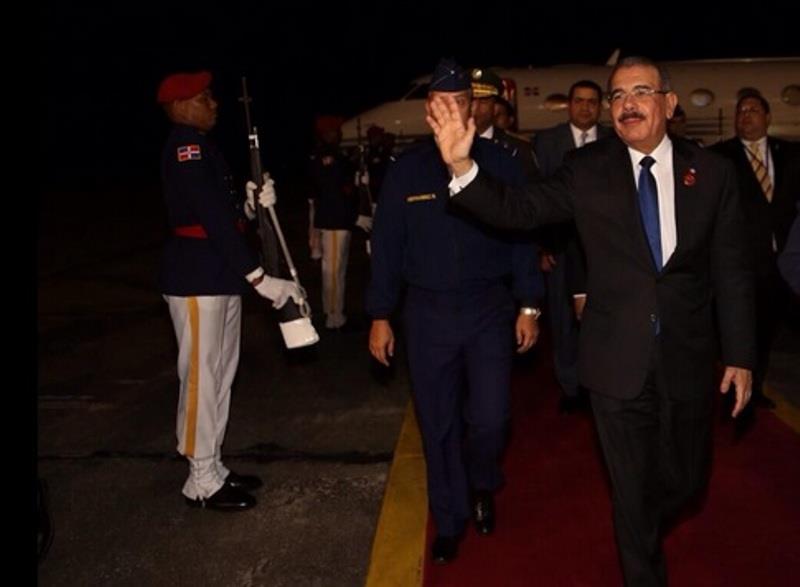 El presidente Medina retorna al país desde Cuba