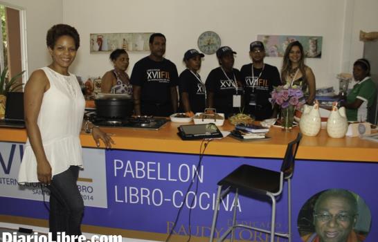 Los estudiantes aportan dinamismo a la XVII Feria Internacional del Libro; muchos buscan obras clásicas