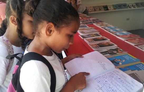 Los estudiantes aportan dinamismo a la XVII Feria Internacional del Libro; muchos buscan obras clásicas