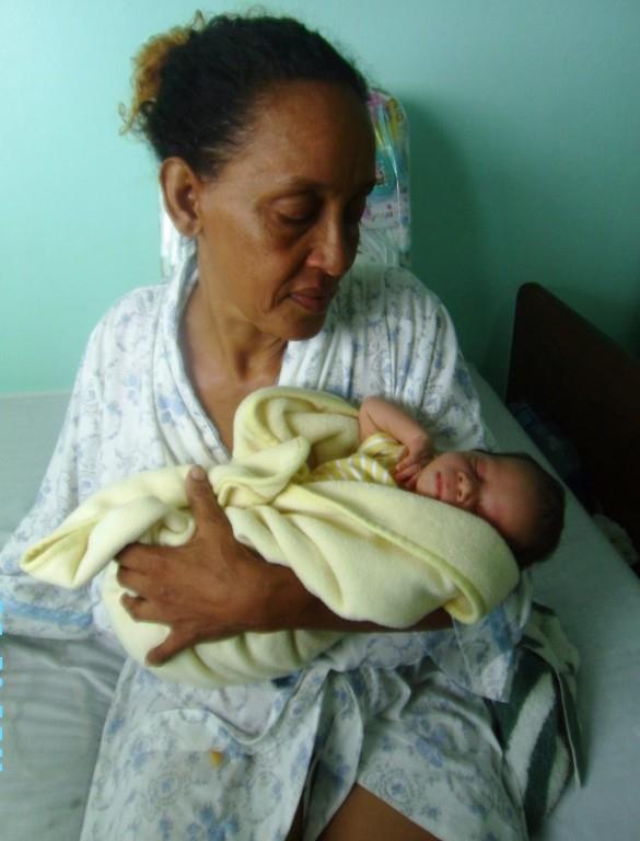 Mujer de 51 años alumbra su tercer hijo en la Maternidad de Los Mina