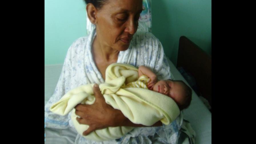 Mujer de 51 años alumbra su tercer hijo en la Maternidad de Los Mina Mujer de 51 años alumbra su tercer hijo en la Maternidad de Los Mina