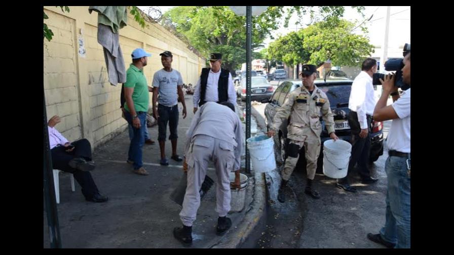Apresan a cinco hombres por desperdiciar agua potable lavando vehículos