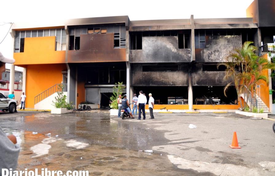 Investigan el fuego en la empresa Casa Dominicana en Santiago