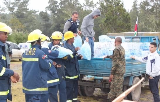 Organizaciones entregan donaciones a brigadistas de incendio Valle Nuevo