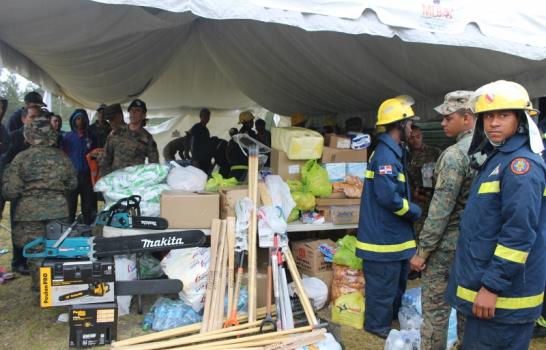 Organizaciones entregan donaciones a brigadistas de incendio Valle Nuevo