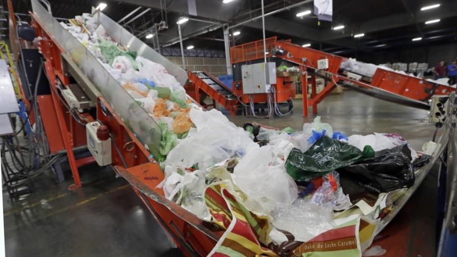 California prohíbe bolsas de plástico desechables