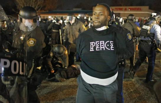 Renuncia policía que mató a joven negro en Ferguson y quedó libre de cargos