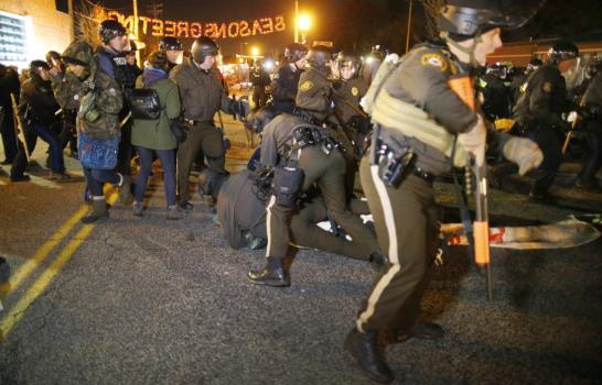 Renuncia policía que mató a joven negro en Ferguson y quedó libre de cargos