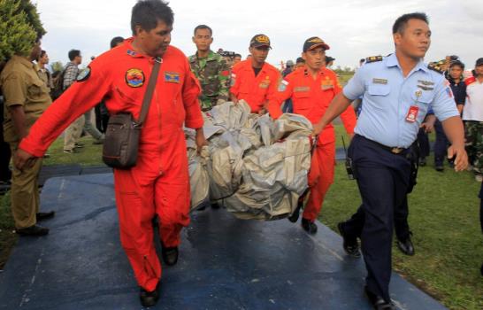 Hallados en el mar de Java cadáveres y restos del avión de AirAsia