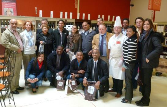 Empresarios dominicanos y haitianos del cacao visitan chocolatera en Francia Empresarios dominicanos y haitianos del cacao visitan chocolatera en Francia